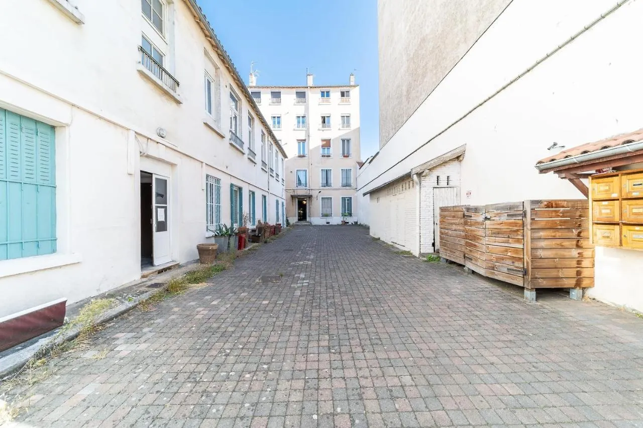 Le Marietton Appartement Cosy A Deux Pas Du Metro Valmy Lyon Apartment